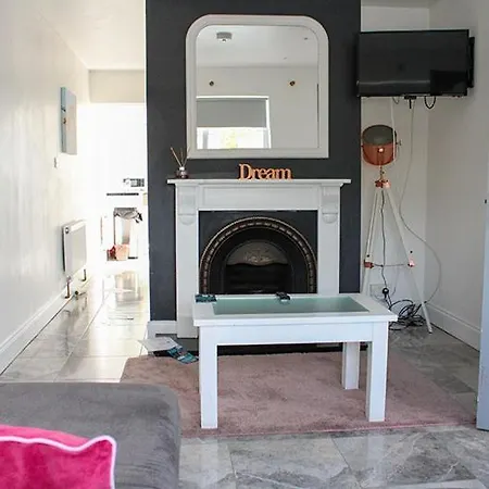 2 Bedroom The White House Apartment